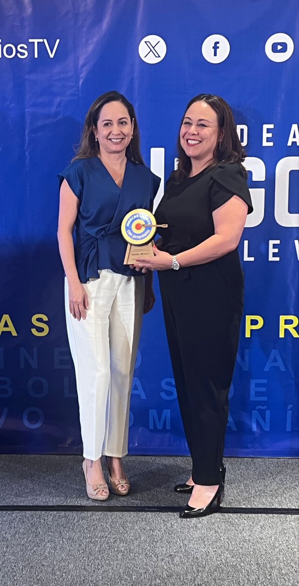 🌟 ¡Un momento inspirador en el encuentro #MarcasLíderesConPropósito2024! @IdeasNegociosTV tuvo el honor de reconocer a Alejandra Corona, Head LATAM & General Manager Mexico en Henkel Consumer Brands. 🏆 ¡Felicidades, Alejandra, por este merecido reconocimiento! 👏👏👏 ¡Sigue