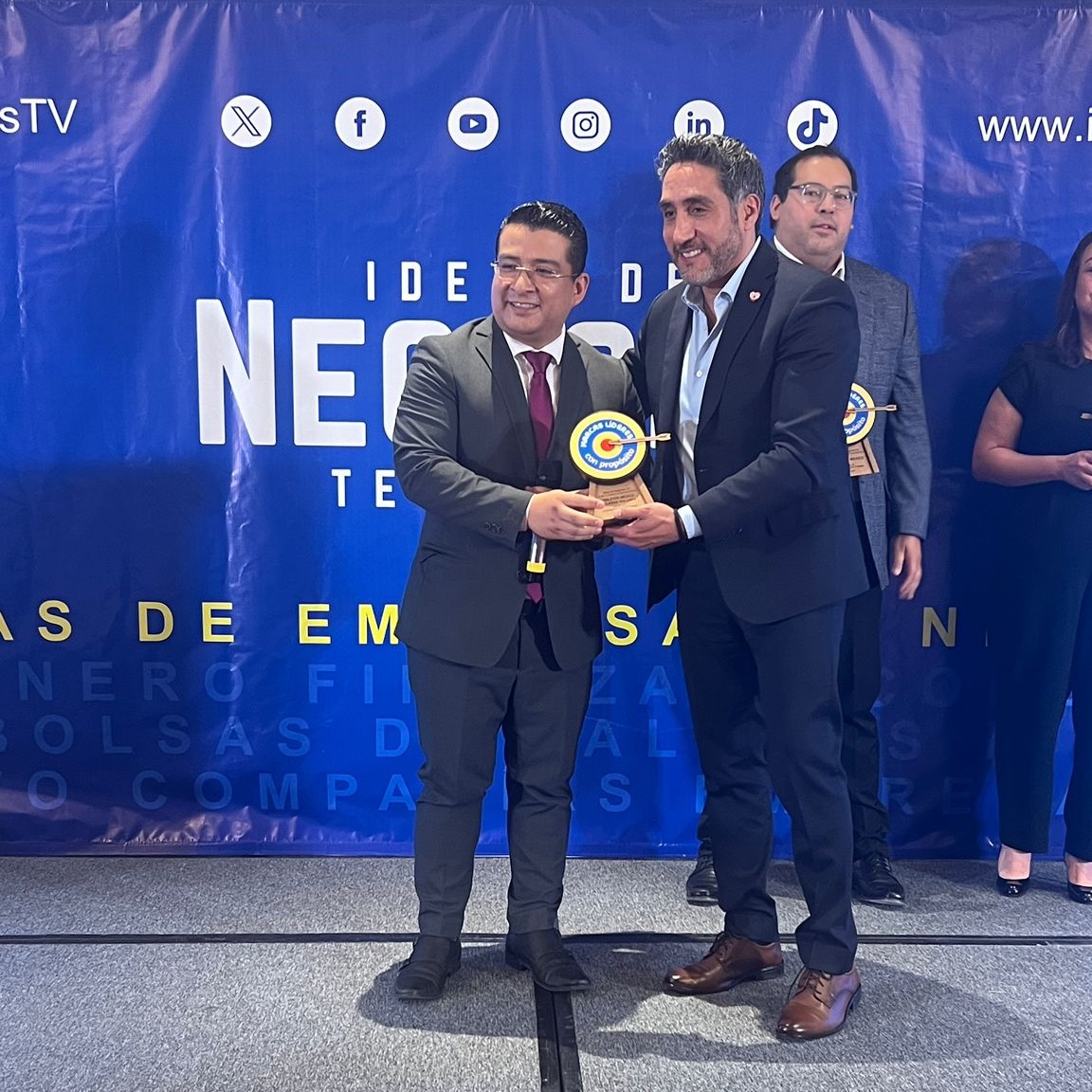 🎉 En el encuentro #MarcasLíderesConPropósito2024, @IdeasNegociosTV tuvo el placer de entregar un reconocimiento especial a Román Rodríguez, Director General de Helados Holanda y del Negocio de Helados LATAM en Unilever🍦 ¡Felicidades, Román! 👏🎊 ¡Continúa marcando la