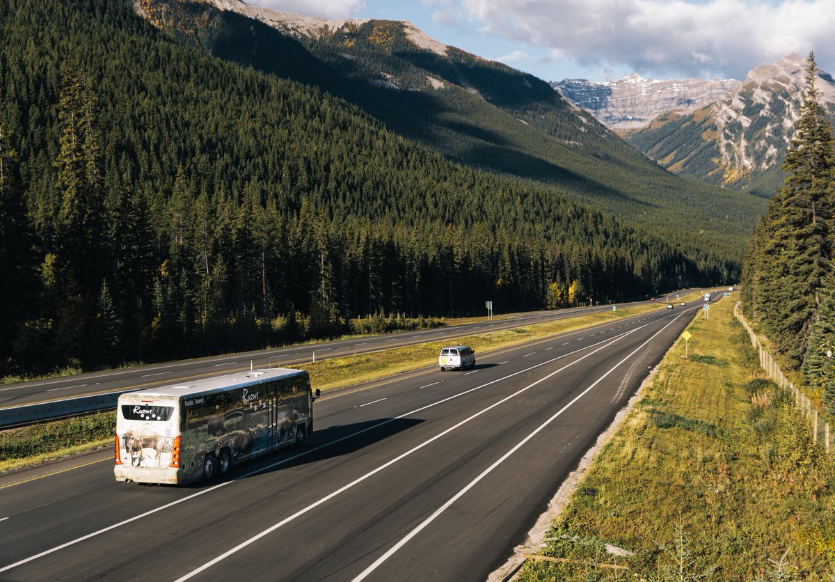 Set those reminders ⏰ 🚌 - Reservations for the @roamtransit service to Lake Louise and Moraine Lake open on Thursday May 2nd at 9am MT. Learn more 🔗 bit.ly/3MnwTW3 📸: Damian Blunt #MyBanff