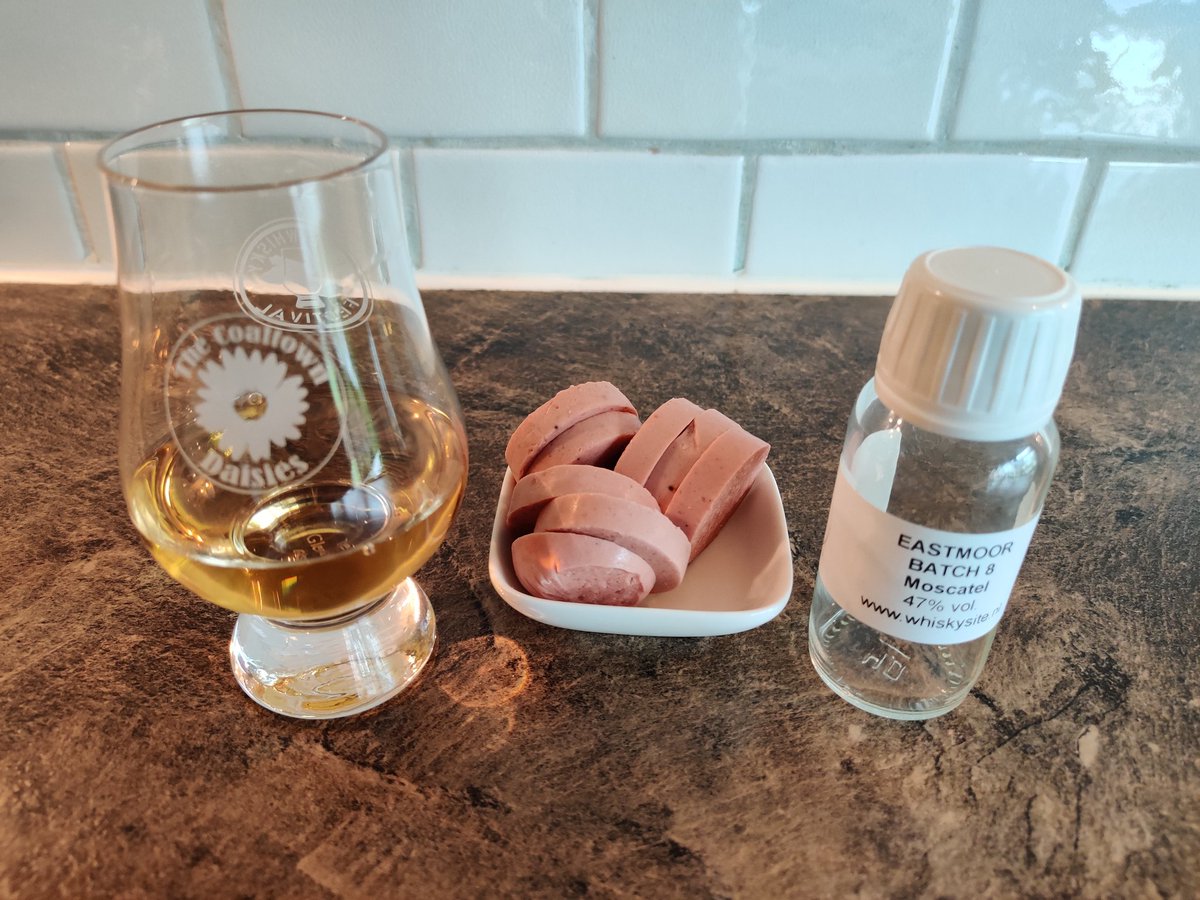 Little Whisky Tasting : Dutch Whisky Part 1

Kalkwijck Distillery Eastmoor Batch 8 Moscatel 47,0%

Nose : Spicy, Raisons 
Palate : Spices, Raisons 
Finish : Long Lasting 

#whiskytasting #whisky #tasting #dutchwhisky #eastmoor #batch8 #moscatel