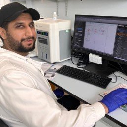 LJRussell_Lab's tweet photo. Ahmed is using a machine that detects proteins in single cells. We delivered gene-editing proteins into leukemia cells and Ahmed is checking how many have taken it inside. We hope to use this approach to edit genes that we think are important for driving leukaemia development. https://t.co/bSdiRlFbbI