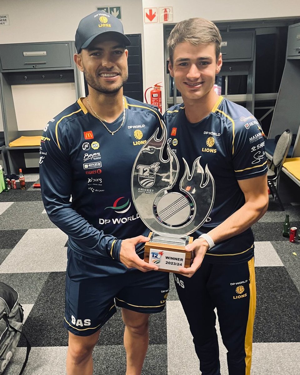 Our 🦁s with the Trophy for the Lions 💛

#CSAT20Challenge #WhistleForJoburg