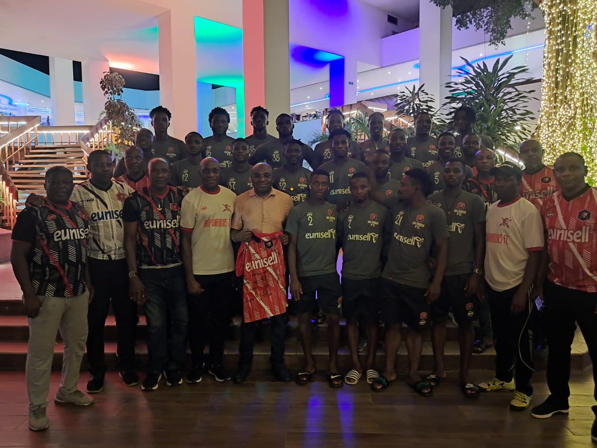 Group Managing Director @eunisellltd, @chikaikenga, in a group photograph with players and officials of @AbiaWarriors, after the dinner in honour of the team @EkoHotels, on Sunday.

#Eunisell 
#BrandExperience 
#AbiaWarriors
#NPFL24 
#54footballx 

(5/5)