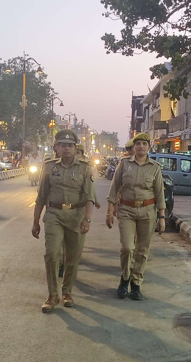#Ayodhya महिला थाना पुलिस टीम द्वारा पैदल गश्त कर चेकिंग किया गया एवं मनचलो पर नजर रखी जा रही सतर्क दृष्टि तथा महिलाओं को शासन द्वारा चलाये जा रहे हेल्प लाइन नम्बरों- 1090,112,आदि के बारे मे जागरूक किया गया। #UPPolice #ayodhyapolice