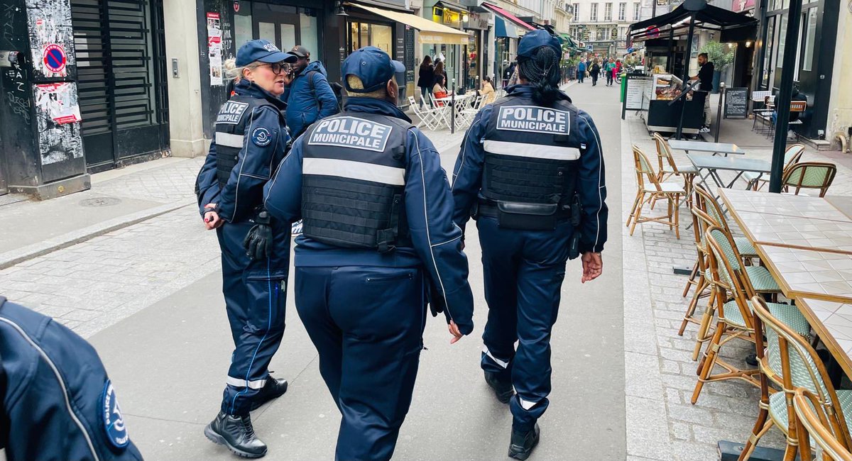 Encombrants, dépôts sauvages, déjections canines, jets de mégots, nuisances sonores… Cet après-midi, la maire @dburkli était sur le terrain pour saluer et encourager les agents de police municipale de #Paris9 qui sont mobilisés au quotidien pour lutter contre les incivilités.