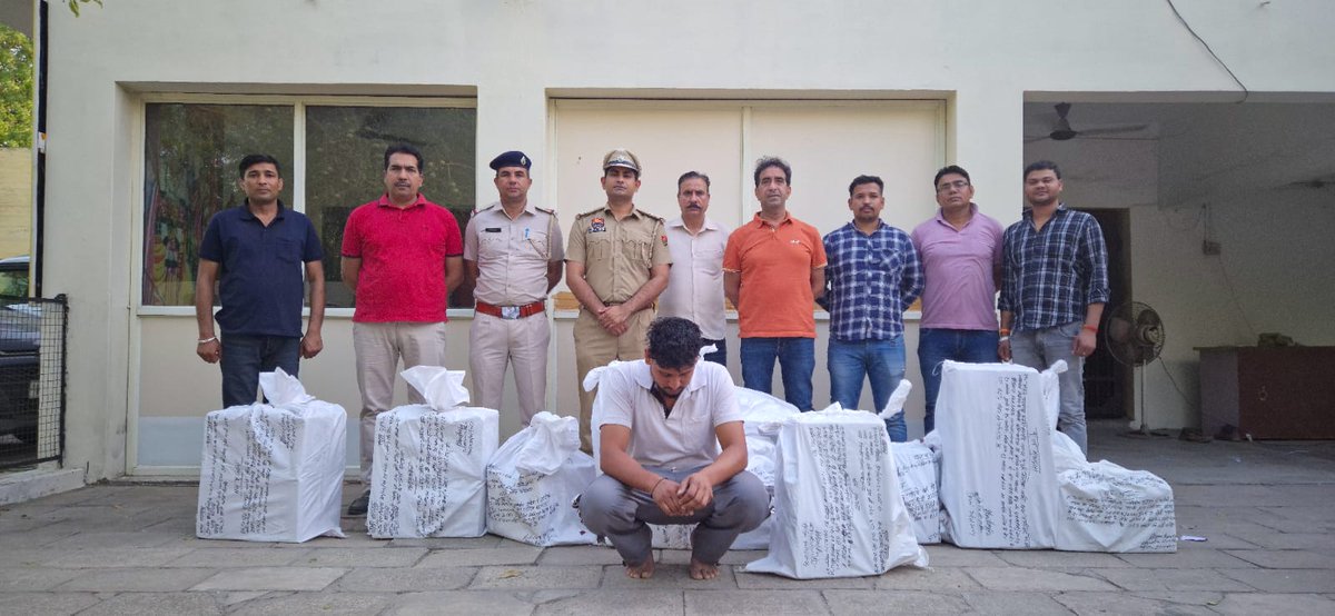 Panchkula Police Crime-19 team arrested accused Karan r/o Pinjore and recovered 30 Boxes of illicit liquor from his possession.  

#PeoplesPolice #PanchkulaPolice