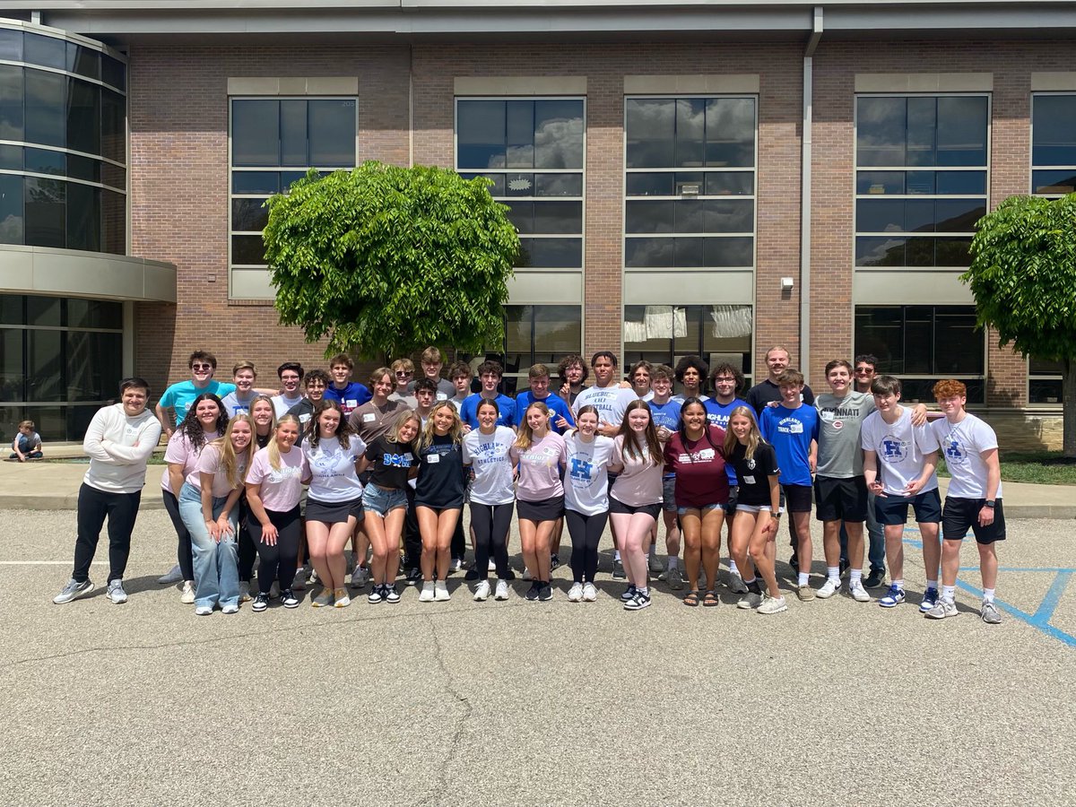 Our @FTHighlandsHS seniors went back to their elementary schools today over lunch and it was great to see all of them visiting @FTJohnsonES, @FTMoyerES and @FTWoodfillES as we celebrate the Class of 2024! @FTSUPT