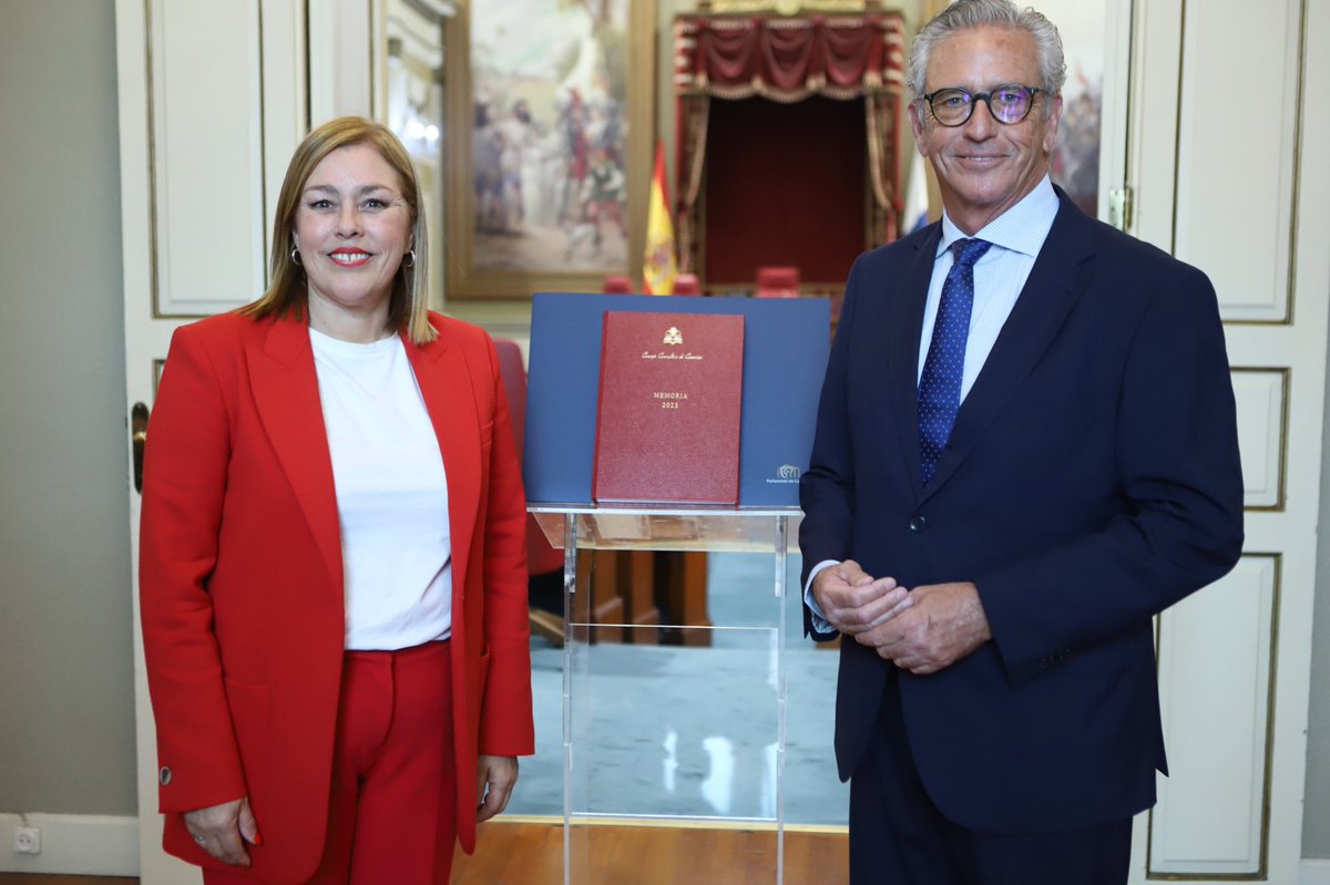 La presidenta del Parlamento de Canarias, @AstridPerezBat , recibió este martes el último informe del mandato de Pablo Matos Mascareño al frente del Consejo Consultivo de Canarias, un órgano adscrito a la Cámara que preside desde julio de 2018