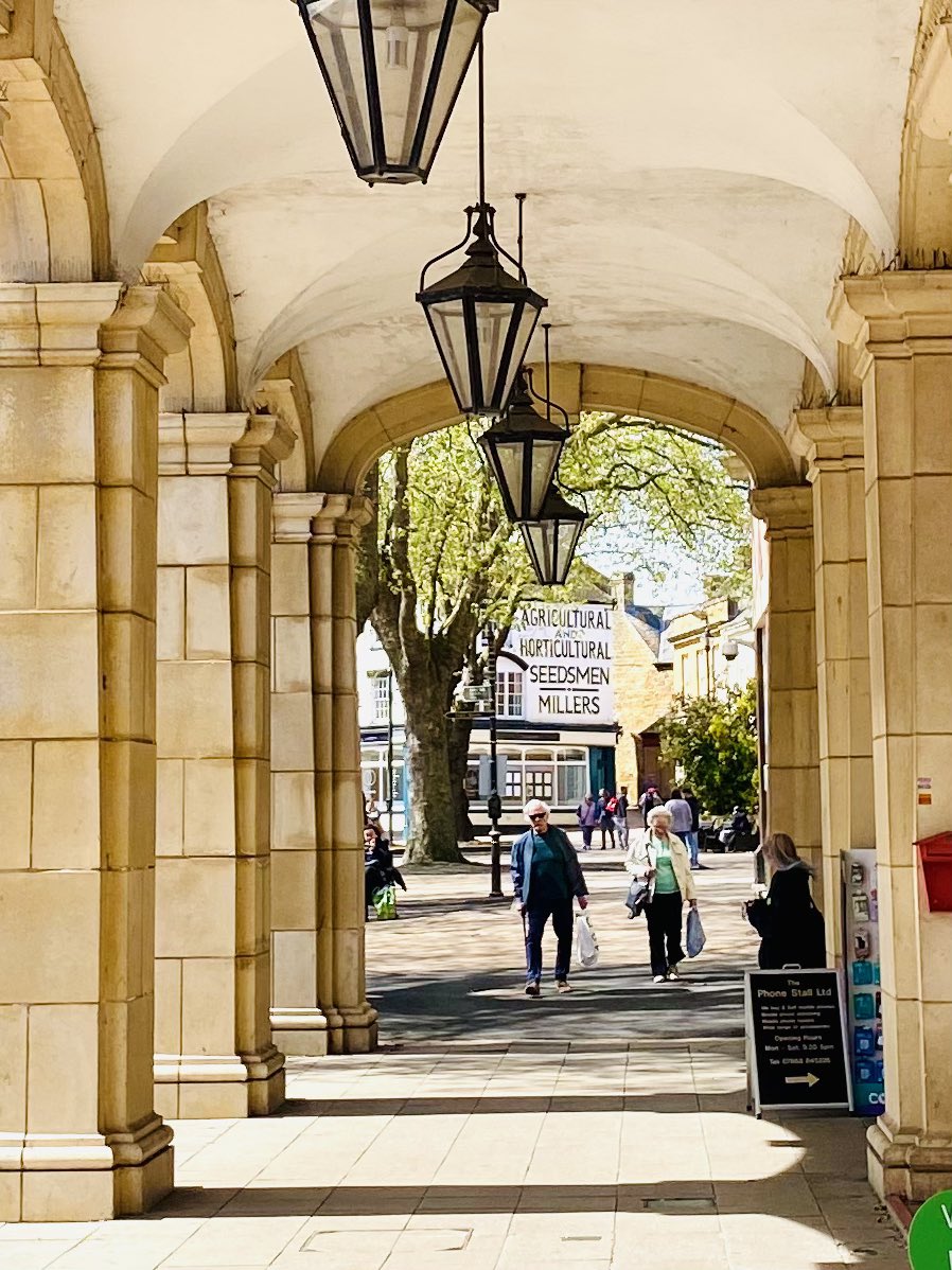 A Touch of Italy in the Heart of Banbury! 

This charming loggia (pronounced lohj-ia) adds a touch of continental flair to Bridge Street. It's a reminder of the rich cultural influences that have shaped our town. 

It’s also an often-overlooked architectural treasure. 

#Banbury