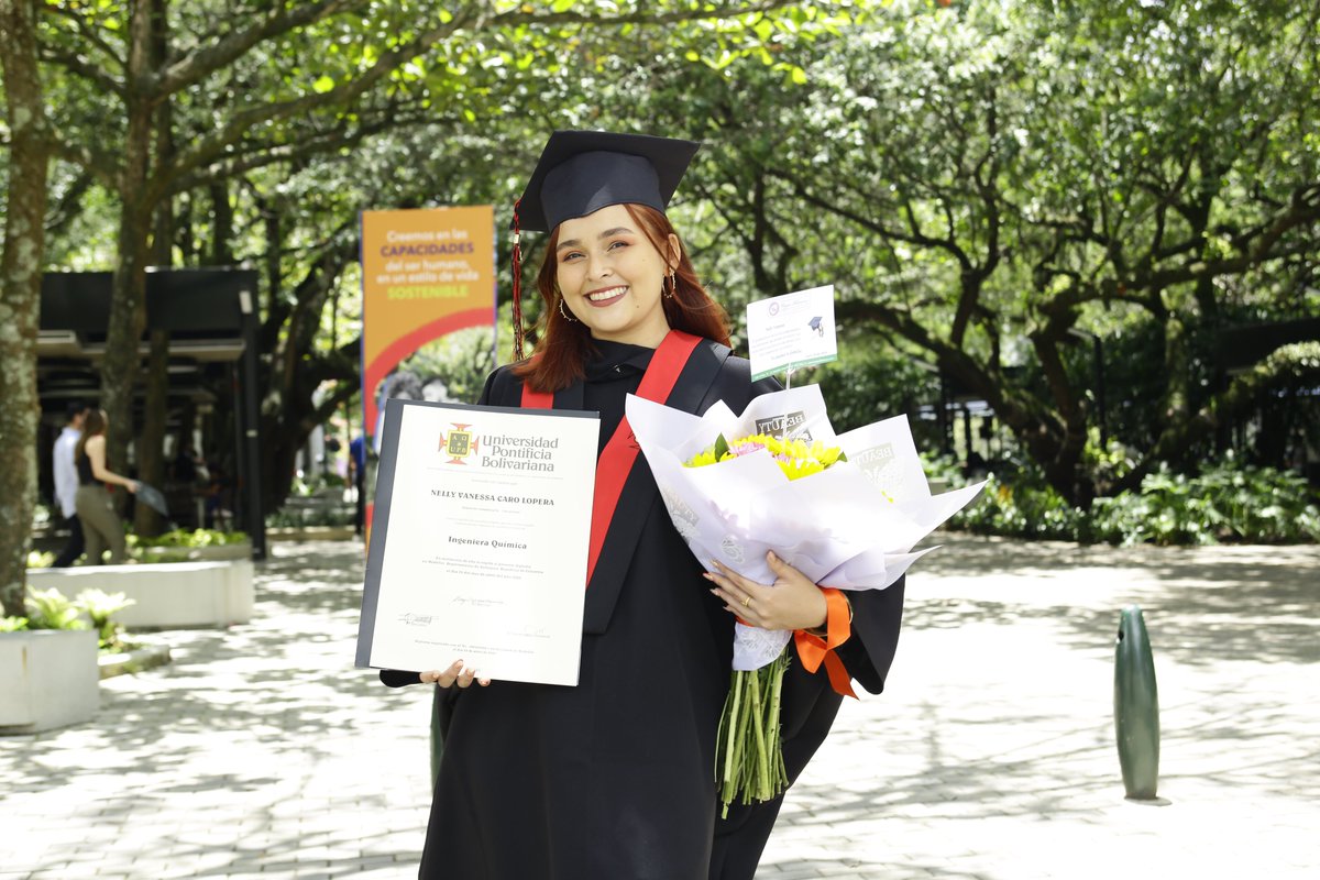 'Esto es de los tres' fueron las primeras palabras que Vanessa Caro Lopera le dijo a sus papás después de graduarse como ingeniera química.🥹❤️ Nos emociona tu historia, ejemplo de valentía y determinación❤️ #SoyOrgullosamenteUPB