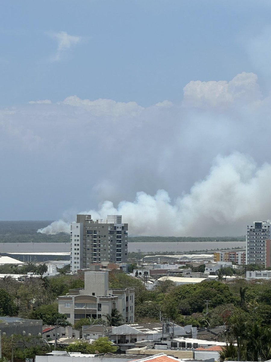 Incendio en la Isla Salamanca gana terreno! El humo cubre todo el centro de Barranquilla y otros barrios más al norte. @AtlanticoEmi @zonacero