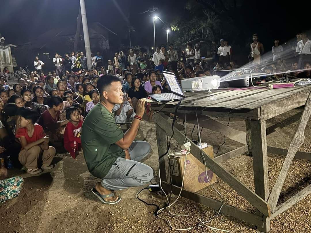 A revolutionary film was shown to the people in a village in Sarlingyi Township.
#2024Apr30Coup #AgainstConscriptionLaw #WhatsHappeningInMyanmar