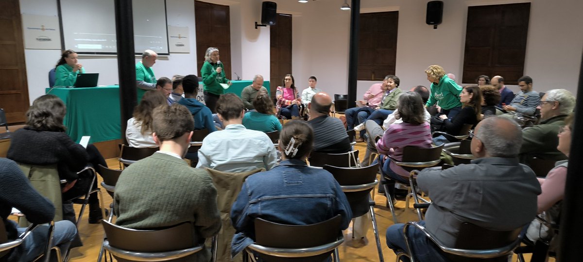 Arranca l'acte "l'ensenyament, en català" a Flassaders amb la intervenció de la nostra portaveu Marina Vergés que explica la situació de confusió i conflicte que ha generat la conselleria d'educació amb la lliure elecció de la primera llengua  i el pla pilot