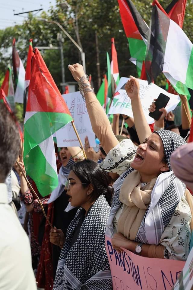 @PSCollective_ organized a powerful protest outside the US Consulate in Lahore, denouncing the US funding of Israel, which has led to the devastating oppression and human rights violations against the Palestinian people. We stood united in solidarity with the Palestinian people.