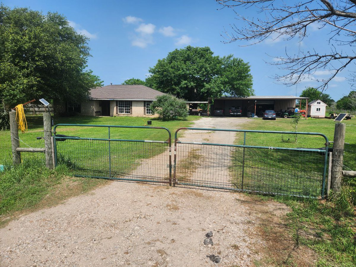 deadflipper's tweet image. UPS Suck!!!! Delivered my package to a different address and refused to fix it!  So I am out the money! They keep closing my claim saying it was delivered. Sure to the wrong location! @UPS SUCK!!!! Shipper said they closed the claim!