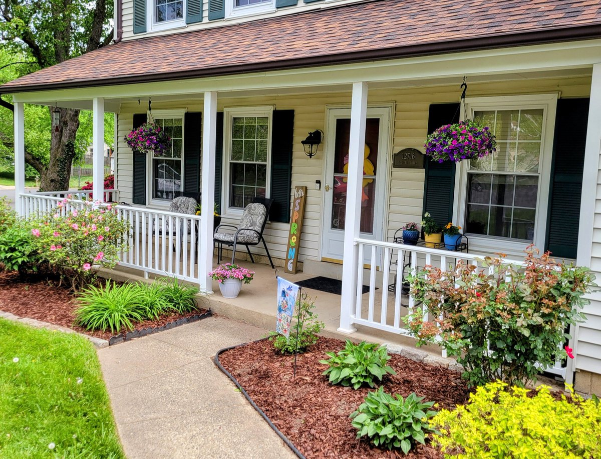 sagerbasket's tweet photo. Front of the house pictures for @tamarabolger @DrLorry_ @JenDouglas17  
I'm doing it! I'm gardening!! (And not writing letters. Oops! 😅) https://t.co/vOsvo5qnUV