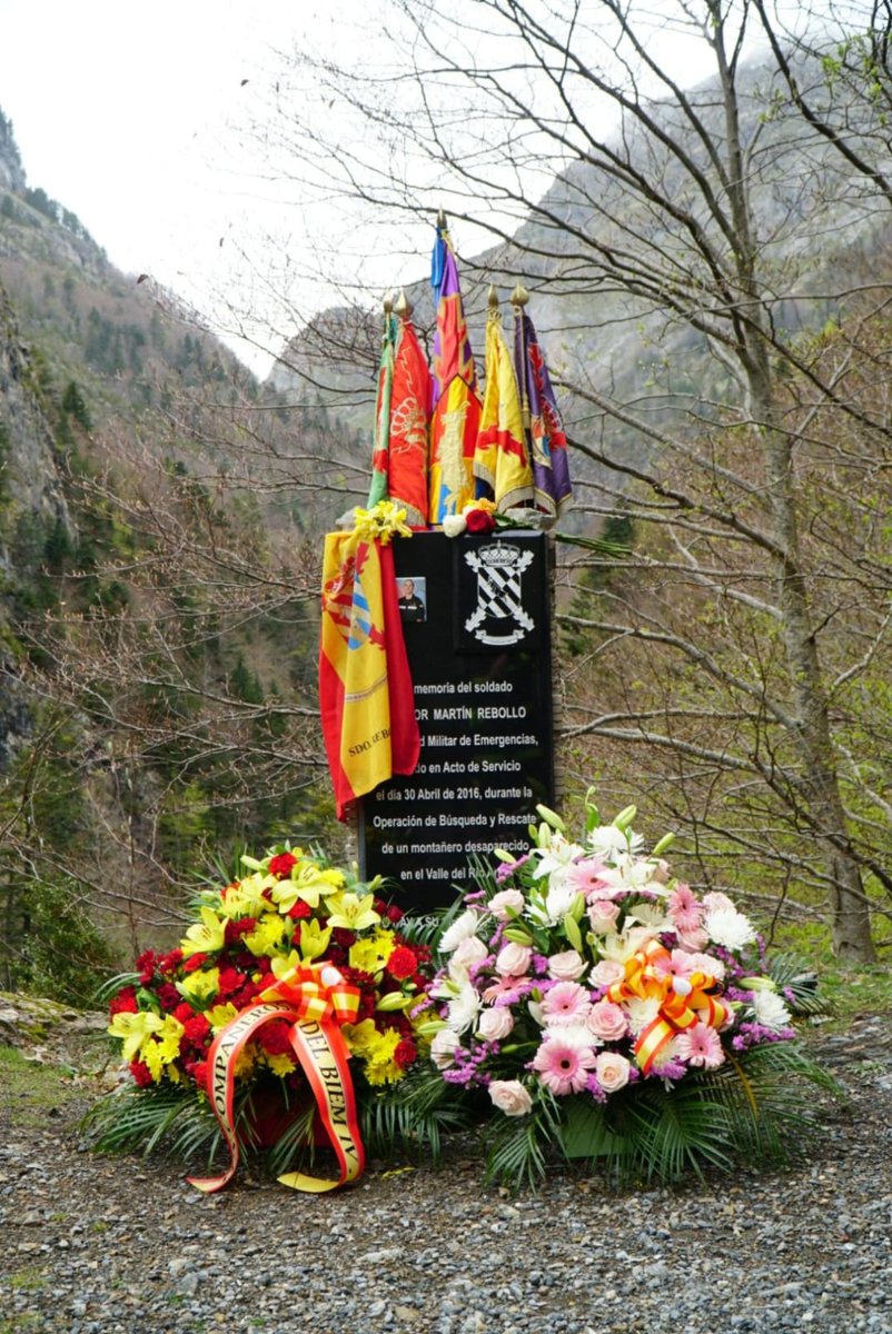 UMEgob's tweet image. Esta mañana hemos celebrado un homenaje al soldado Víctor Martín Rebollo cuando se cumplen 8 años de su fallecimiento en acto de servicio en el valle de Bujaruelo.

Su memoria perdura en nuestros corazones y su recuerdo siempre está presente en el espíritu de su Unidad, el #BIEM4
