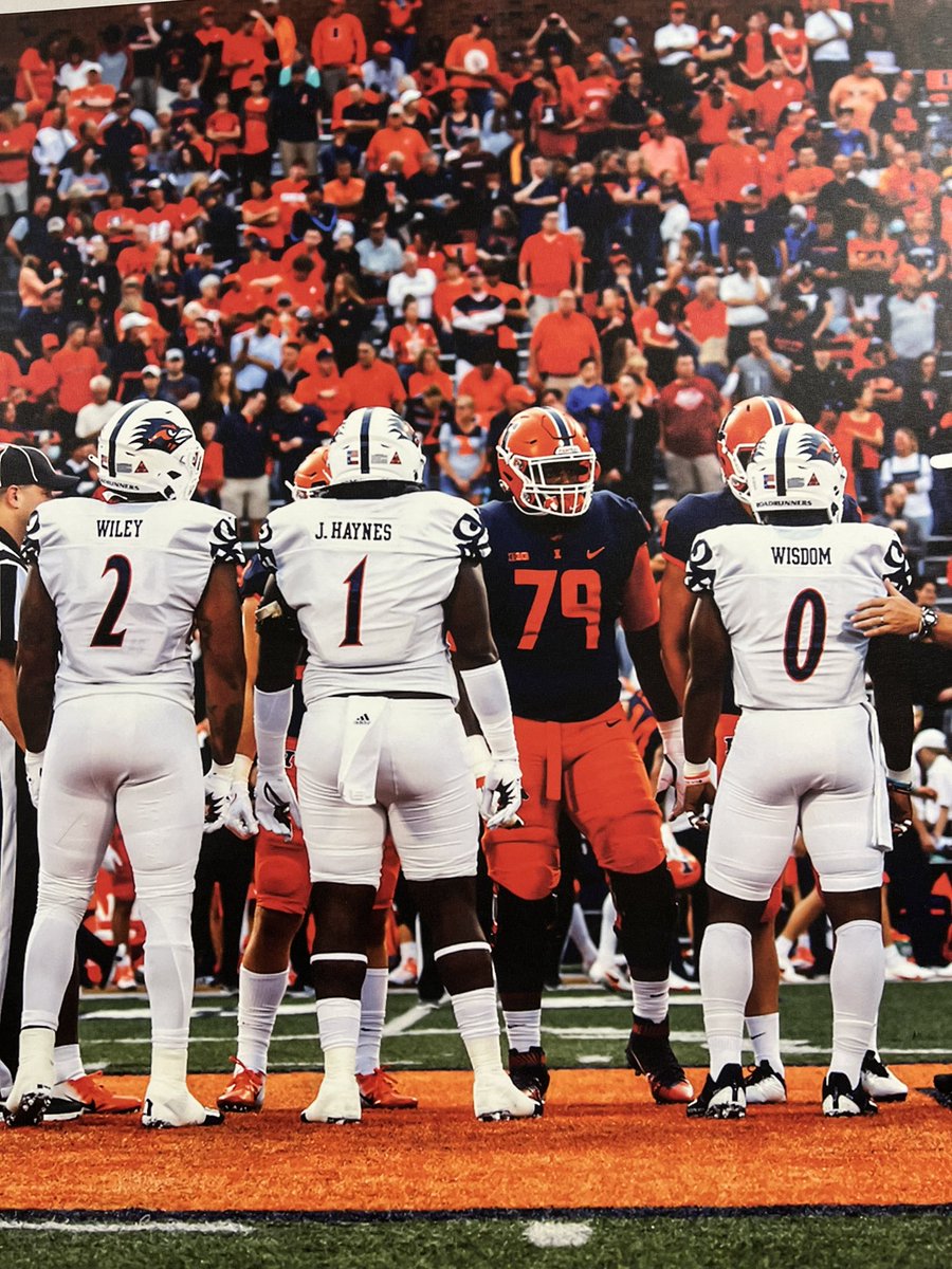 Can’t wait for Fall Camp to get here to see who will be repping the #210 this season for @UTSAFTBL Spot the damn ball @CoachRodWright #210TriangleOfToughness