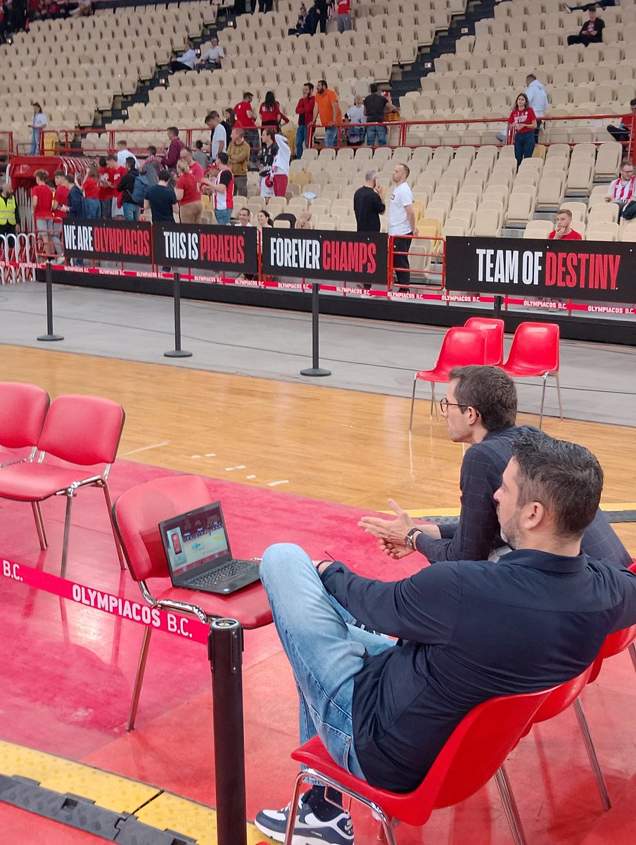 Juan Carlos Navarro is watching Maccabi Tel Aviv VS #paobc in #OlympiacosBC VS Barcelona warm up 🏀

#Euroleague #ifeeldevotion #EveryGameMatters #EuroleaguePlayoffs #Novasports