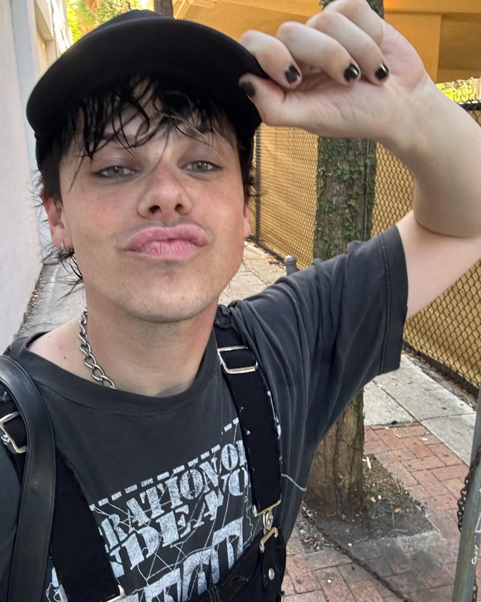 yungblud's tweet photo. recently …

1. alive. well. missing you. writin a lot. can’t wait for this music to be out.
2. fever dreams wiv mi old mate @eddievedder
3. “januarys the month you to be drinkin…”
4. poser. https://t.co/1QErQTlPx5