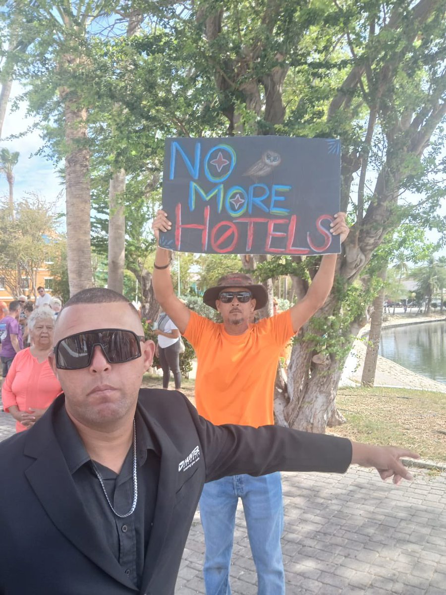 More pics of the protest on Kings Day in Aruba. 

#NotOurKing #ClimateJustice