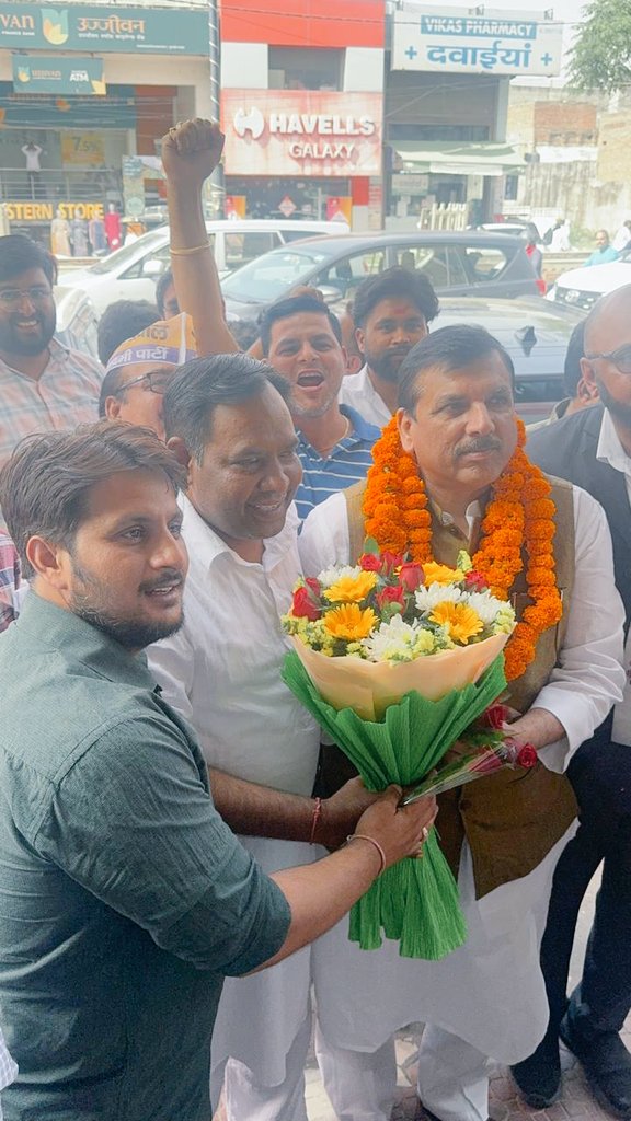 MohitTyagi_AAP's tweet photo. आज कुरुक्षेत्र के थानेसर मे माननीय सांसद व लोकप्रिय नेता हमारे Sanjay Singh भईया जी के आगमन पर उनका पुष्प देकर स्वागत किया व डॉ Sushil Kumar Gupta जी के  साथ कुरुक्षेत्र लोकसभा मे चुनाव प्रचार मे विभिन्न कार्यकर्मो मे शामिल रहे
@AamAadmiParty @aam_haryana https://t.co/tCHrgnVJgc