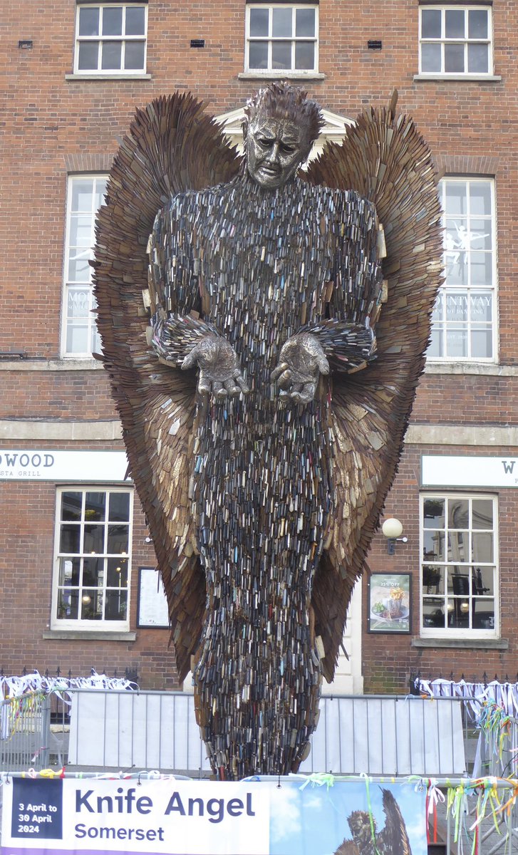 Seems appropriate today to thank @SomersetCouncil @Taunton_TC for bringing The Knife Angel to @visit_taunton