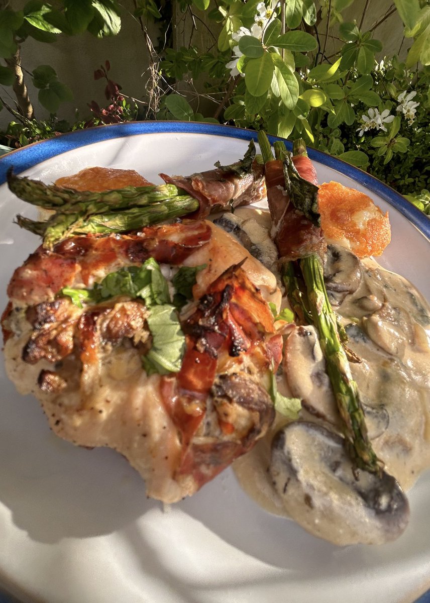 A sunny dinner of chicken breast stuffed with mushrooms, peppers, onions with asparagus wrapped in parma ham, dauphinois potatoes & a mushroom & sage sauce 😋