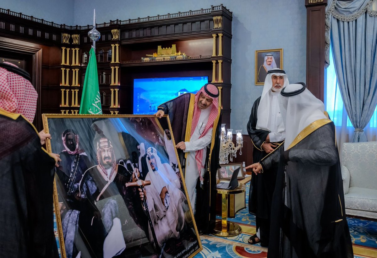 m_alobrah's tweet photo. تسلم صاحب السمو الملكي الأمير 
الدكتور حسام بن سعود بن عبدالعزيز آل سعود أمير منطقة الباحة صورة لموحد المملكة الملك عبدالعزيز والأمير سعود رحمهم الله جمعياً  اهداء من الجمعية السعودية الخيرية لمرضى الكبد “كبدك “ 

معالجة وتلوين : محمد بن يوسف العبرة
@BahaPrincedom 
@kabidak https://t.co/j2NYCsWD89