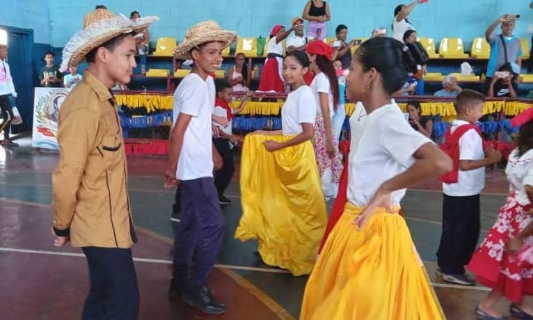 Las escuelas Danzas Buroz y Danzas Nacionalistas Melao Swing realizaron muestras artísticas para fomentar en la comunidad la participación e importancia del arte y la cultura de la danza. #ElFuturoEsAhora #Miranda #1May acortar.link/n0e1ut