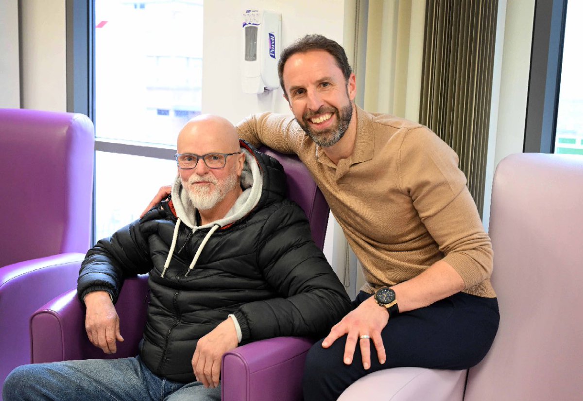 Gareth Southgate visited the Sir Bobby Robson Cancer Trials Research Centre and met patients taking part in clinical trials @NewcastleHosps. “It has been a privilege to visit the centre and see the legacy that Sir Bobby has left here,” Southgate said. @SBRFoundation 1/2