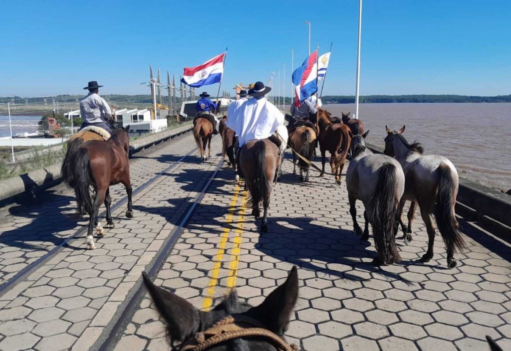 RECONOCEN ESFUERZO DE EQUINOS QUE REALIZARON LA TRAVESÍA EN LA DENOMINADA “MARCHA AL PARAGUAY” Ver info completa en: jma.gov.py/reconocen-esfu…