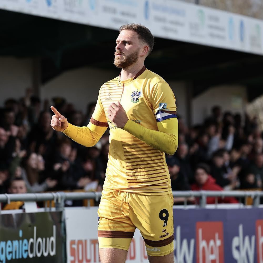 The first Us player to hit double figures in an @EFL season Big Harry Smith 💪 #SuttonUnited