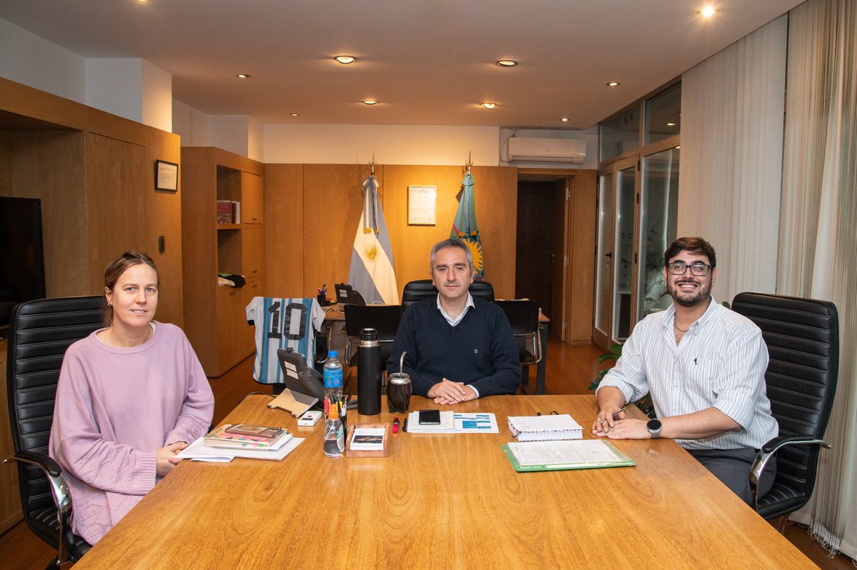 Junto a la Subsecretaria de Políticas Sociales @JuliPetreigne, recibimos al intendente de Saavedra Matías Nebot para coordinar acciones destinadas a los vecinos de la localidad.