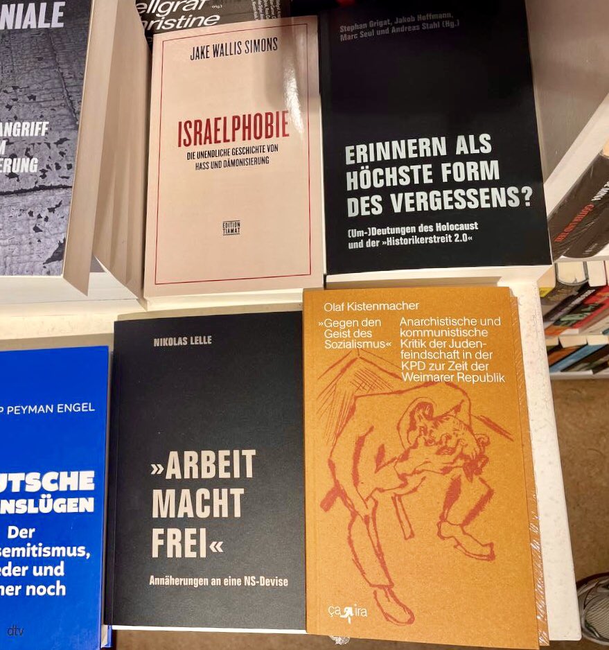 Büchertische, die wir lieben: im Buchladen zur schwankenden Weltkugel in Berlin sieht man diese schönen Bücher! Wir freuen uns! Zu den Büchern: verbrecherverlag.de #verbrecherei #verbrecherverlag #buchladenzurschwankendenweltkugel