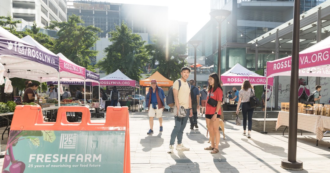 👨‍🌾 The Rosslyn @FRESHFARMDC Farmers Market is back. The opening bell will ring tomorrow, 5/1, at Central Place Plaza, at 3PM! Make sure to come back every Wednesday through October, from 3-7PM, for locally sourced produce and more: rosslynva.org/freshfarm