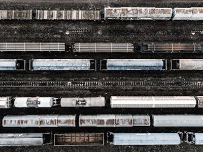 Jakub Nawrot ©️ Unsplash | #photograpy #streetphotography #urbanphotography #transportation #trains #supplychain #stockphotography