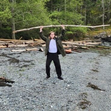 Taking in some beautiful scenery at Walking Club in #Nanaimo! 🌲🌊 Youth and adult participants on the Island spent time last weekend at beautiful Neck Point, making friends and enjoying the fresh air! Check out more exciting opportunities ➡ canucksautism.ca/register.