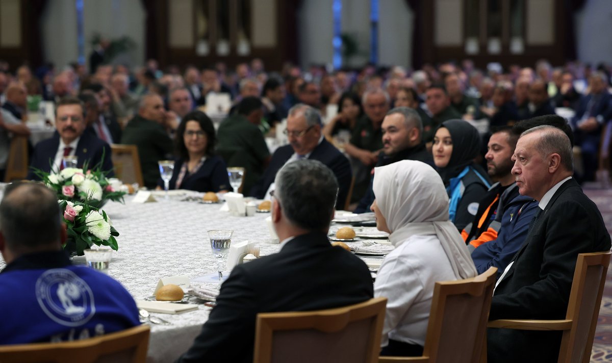 Cumhurbaşkanımız @RTErdogan, 13'üncü Çalışma Meclisi Yemeği'ne katıldı. “Nihai hedefimiz; bu yüzyılı, emeğin, yatırımın, üretimin, istihdamın, büyümenin, kalkınmanın ve refahın yüzyılı yapmaktır.”