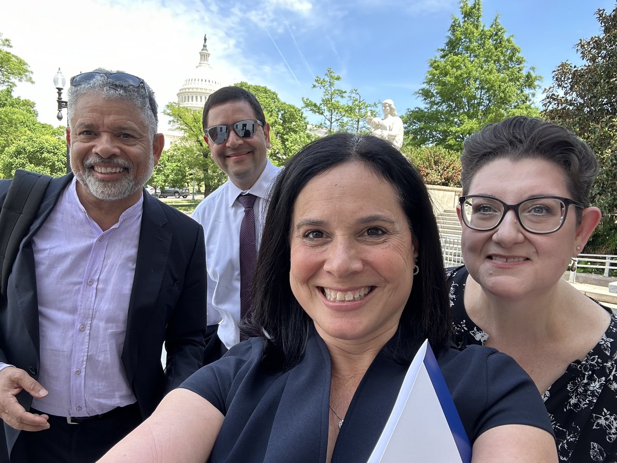 Enjoying time together with amazing partners for @EnterpriseNow @E_HousingPolicy day on Capitol Hill - explaining how #housing investments support residents, communities, and our economy in so many ways #HousersOnTheHill