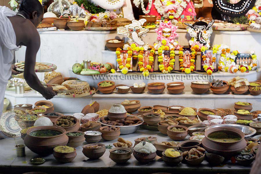 🪷🪷Understanding Naivedya and Prasada: The Sacred Food Offerings in Sanatan Puja 🪷🪷

Naivedya and Prasada are integral aspects of puja , particularly in how food is used in religious rituals. Naivedya refers to the food meticulously prepared and offered to a deity during