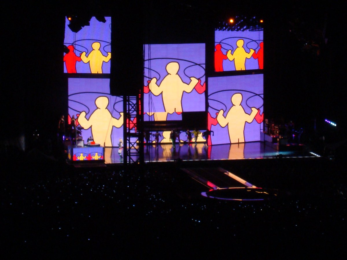 #KeithHaring #madonna #stickyandsweettour #riodejaneiro #maracanã #Versace