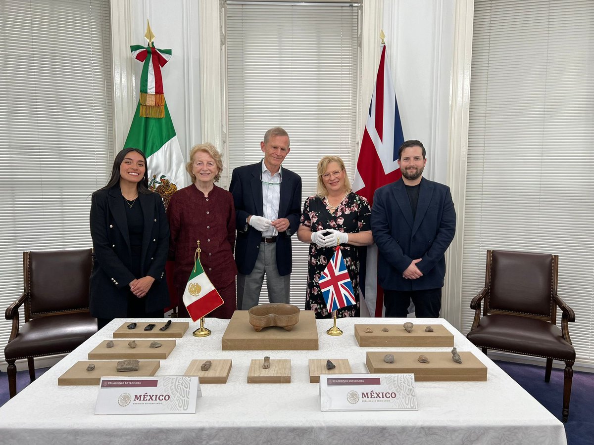 Delighted to announce that @Embamexru has gratefully received 19 pre-Hispanic archaeological and historical artifacts dating from 1200 to 1521 AD, from Mr. Michael Johnson, as part of Mexico’s efforts for the restitution of Mexico's cultural heritage! 🇲🇽🤝🇬🇧 ¡Hoy recibimos con…