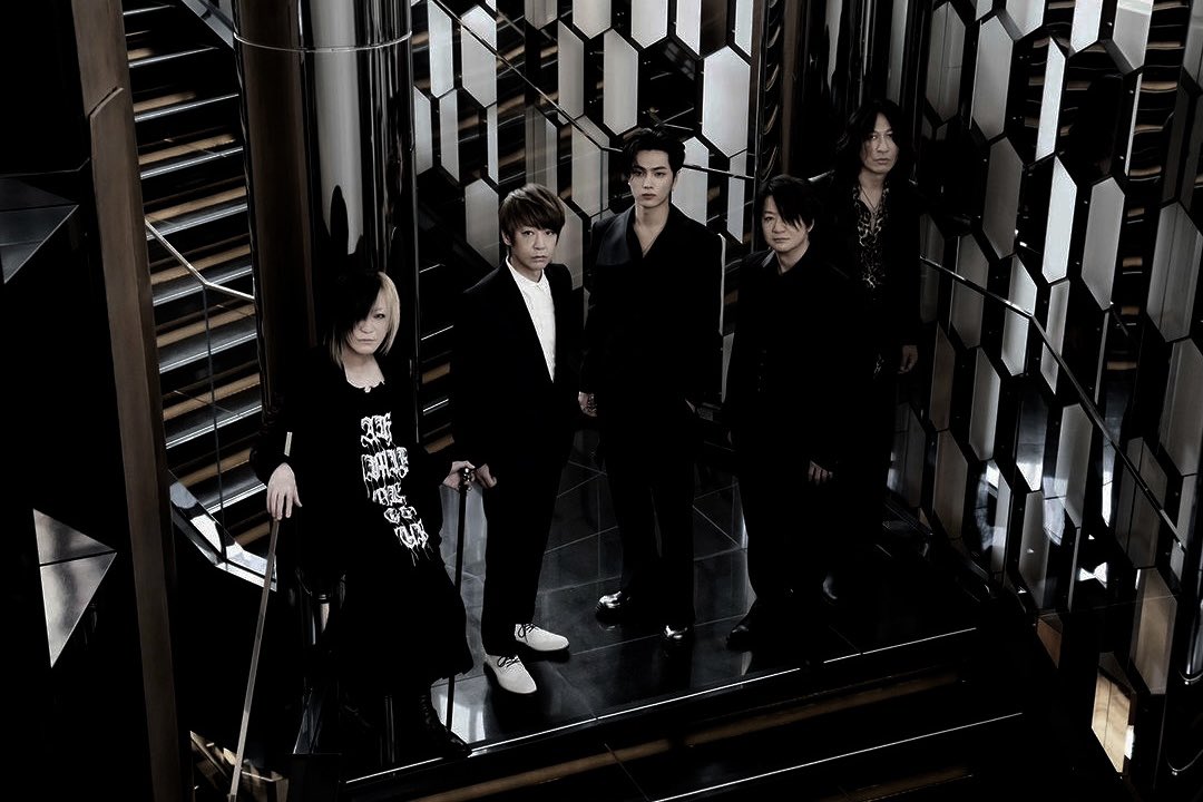 Mffescal's tweet image. After belting out a tune with Yuuri sunbaenim, my favorite Japanese singer, I got the call to collaborate with GLAY for their 30th anniversary on "whodunit." It's like the universe is giving me one of a musical ride and I'm just here, ready to rock and roll with these legends.
