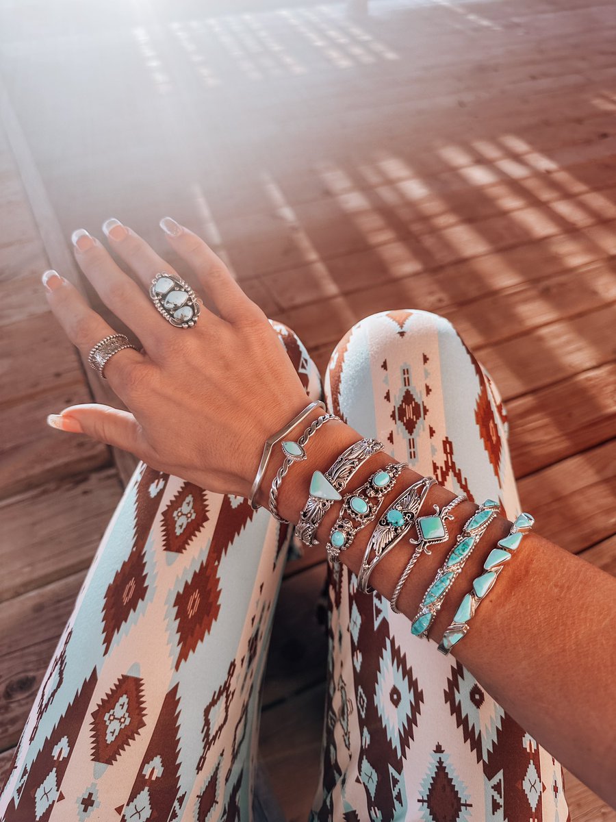 When the light hits just right, and the jewels are poppin’ ⚡️✨

#turquoise #turquoisetuesday #turquoisejewelry
