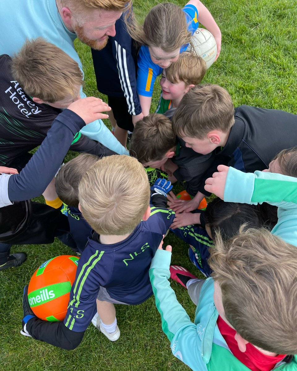 Now this is what it's all about! 💚A weekend full of GAA action, but nothing tops our future stars huddling up after a session, filled with joyous cries of 'Go Shamrocks!' ☘️ #NorthLondonShamrocks #ShamrocksAbú