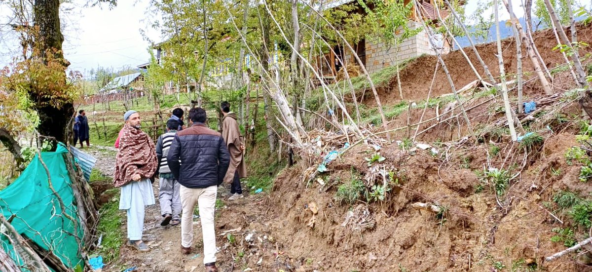 Member of @YJKPC_ from Kralpora Tehsil visited various flood affected areas to console the flood victims and to ensure them that in this time of distress @YJKPC_ is with them. @YJKPC_ @sajadlone @MansoorBanday @DarRahil @HajiJahangir3