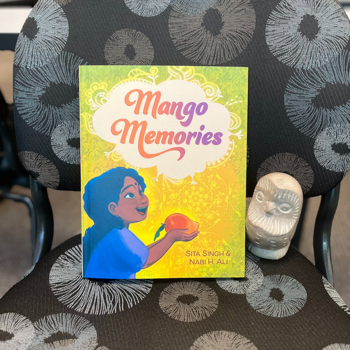 📚🥭 Mango Memories by Sita Singh and illustrated by Nabi H. Ali. #dailybutlershelfie #AANHPIHeritageMonth #MangoMemories @sitawrites @nabihaiderali @anneschwartzbks