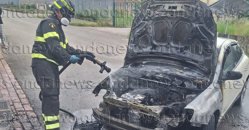 Auto in fiamme a Vallo della Lucania. I Vigili del Fuoco intervengono a domare il rogo ondanews.it/auto-in-fiamme…