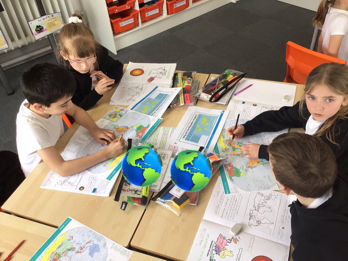 Where do earthquakes and volcanoes occur most in the world? Year 3 have been using their geographical knowledge to draw the fault line to identify countries prone to earthquakes and find famous volcanoes. 🌍✍️ 🌋#ParishGeographers @parishschool1